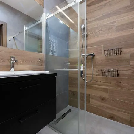 Ogrodowa Elegant With Parking And Air Conditioning In By Renters Apartment Warschau